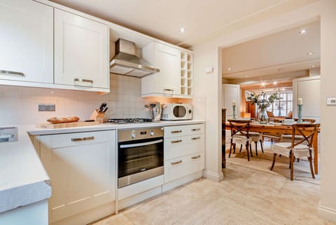 Masters House Kitchen - StayCotswold