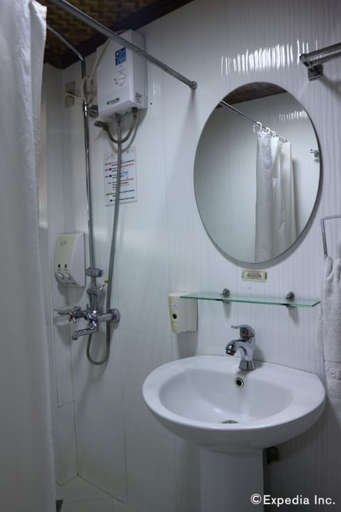 Superior Room, 1 Queen Bed | Bathroom sink