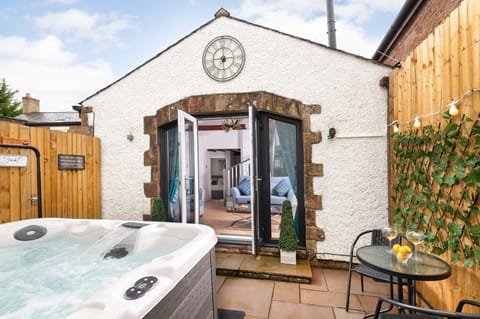 Cottage | Outdoor spa tub