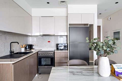 Burj royale 2801 | Private kitchen | Full-size fridge, microwave, oven, stovetop