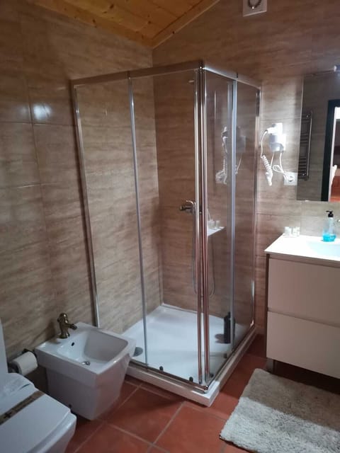 Deluxe House | Bathroom | Shower, free toiletries, towels