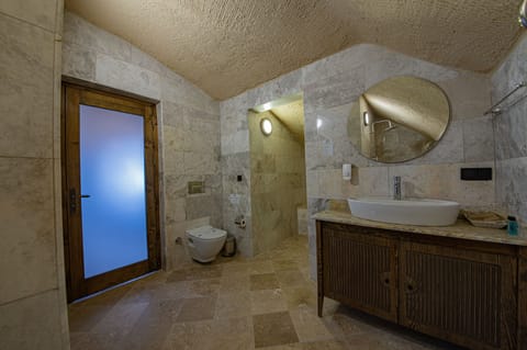 Deluxe Double Room | Bathroom | Combined shower/tub, jetted tub, rainfall showerhead, free toiletries