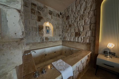 Deluxe Double Room | Deep soaking bathtub