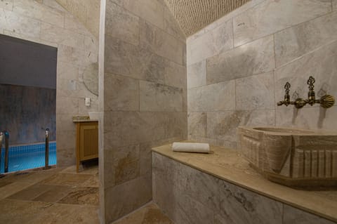 Superior Suite | Bathroom | Combined shower/tub, jetted tub, rainfall showerhead, free toiletries