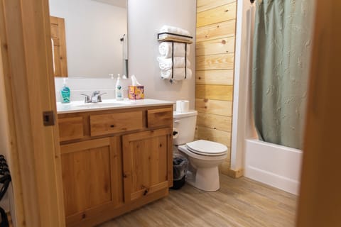 Design Cabin | Bathroom | Combined shower/tub, towels, soap, shampoo
