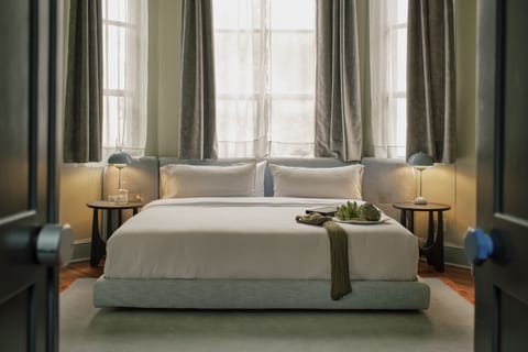 Pistache | Premium bedding, down comforters, in-room safe, individually furnished