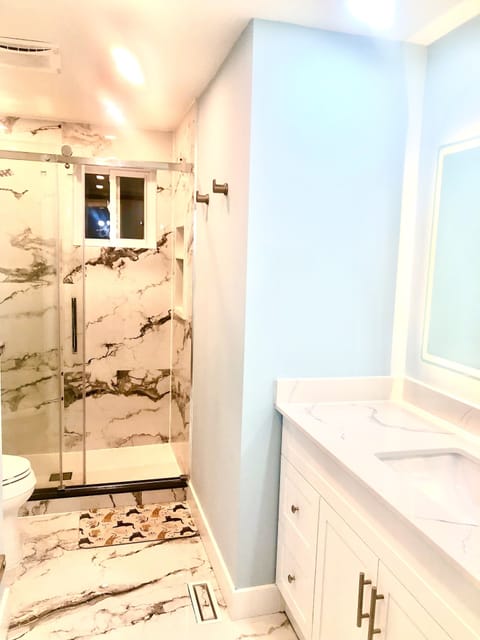 Single Room | Bathroom | Rainfall showerhead, hair dryer, slippers, towels