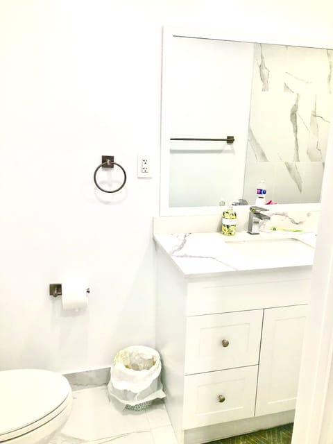 Superior Single Room | Bathroom | Rainfall showerhead, hair dryer, slippers, towels