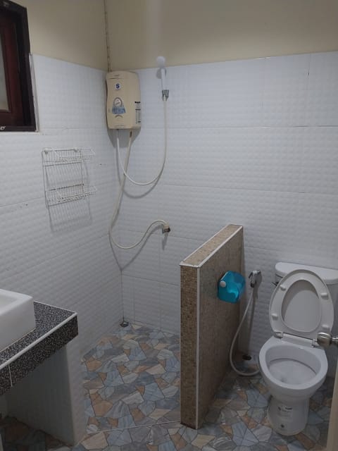 Basic Studio | Bathroom | Shower, free toiletries, electronic bidet, towels