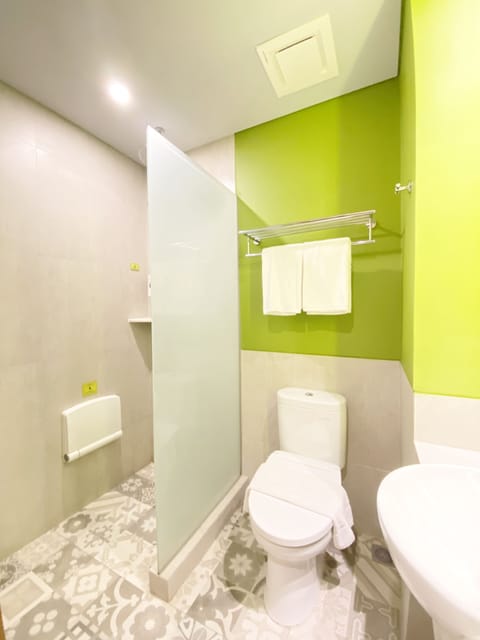 Superior Double or Twin Room | Bathroom | Shower, free toiletries, bidet, towels