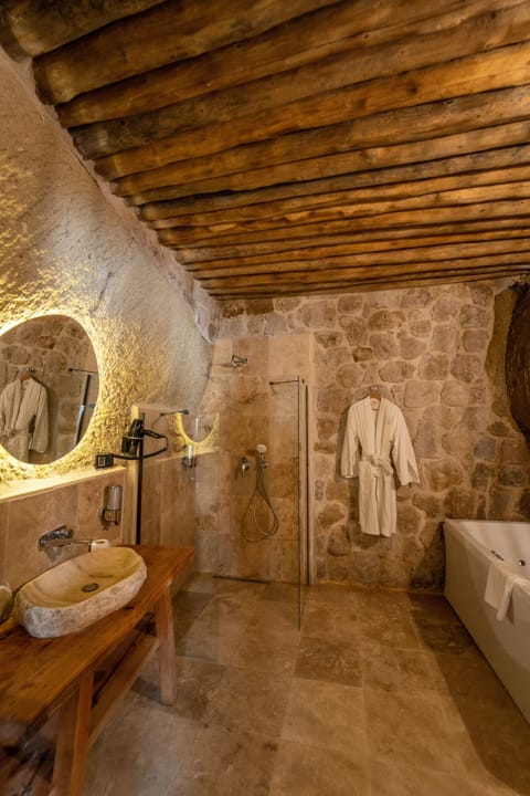 Comfort Suite | Bathroom | Combined shower/tub, rainfall showerhead, eco-friendly toiletries