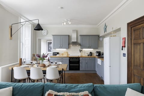 Molls Yard Sitting Area - StayCotswold