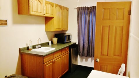 Classic Room | Bathroom | Combined shower/tub, free toiletries, hair dryer, slippers