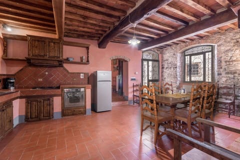 Amenities, Autumn, Dining Room, Kitchen, Room Detail, Spring, Summer