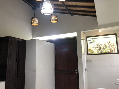 Grand Villa | Bathroom | Shower, rainfall showerhead, free toiletries, hair dryer