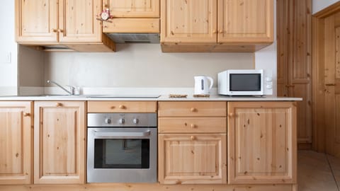 Apartment (1 Bedroom) | Private kitchen | Fridge, microwave, oven, highchair