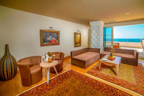 Premium Suite (Jacuzzi) | Living area | LCD TV, table tennis