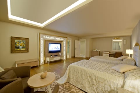 King Suite | Free minibar, in-room safe, soundproofing, free WiFi