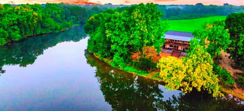 Welcome to Rivers Edge Retreat in Broken Bow, Oklahoma—your perfect riverside escape, nestled in tranquil serenity!