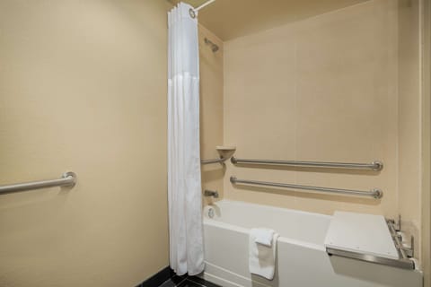 Combined shower/tub, free toiletries, hair dryer, towels