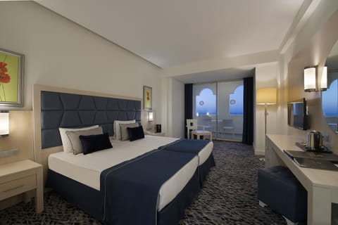 Superior Room, Sea View | Free minibar, in-room safe, desk, soundproofing
