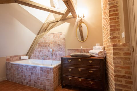 Deluxe Double Room | Bathroom | Free toiletries, hair dryer, bathrobes, towels