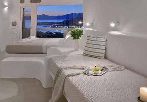 Studio Suite, Sea View | Premium bedding, pillowtop beds, in-room safe, individually decorated