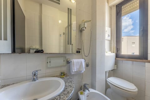 Superior Triple Room | Bathroom