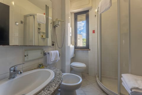 Superior Triple Room | Bathroom