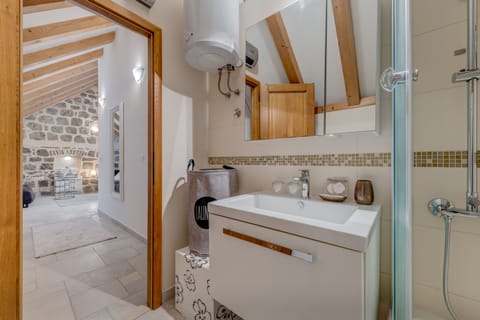 Deluxe Room | Bathroom | Shower, rainfall showerhead, free toiletries, hair dryer