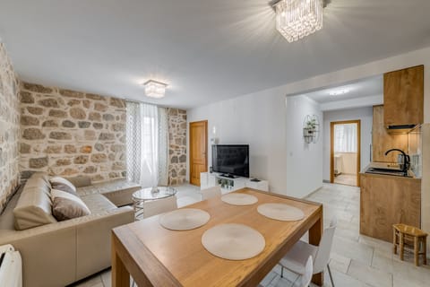 Deluxe Apartment | Private kitchen | Microwave, electric kettle