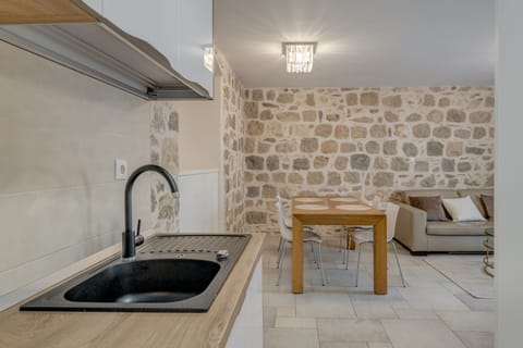 Deluxe Studio | Private kitchen | Microwave, electric kettle