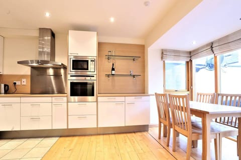 Fully equipped kitchen and dining area