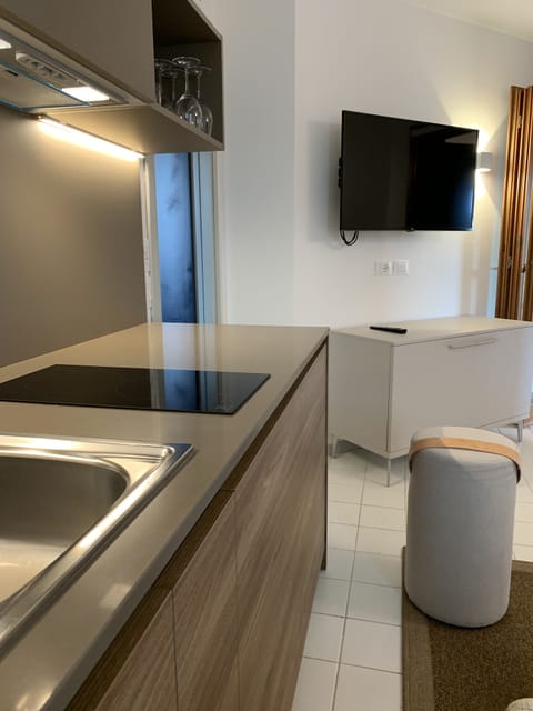 Classic Suite | Private kitchen | Mini-fridge, oven, stovetop, dishwasher