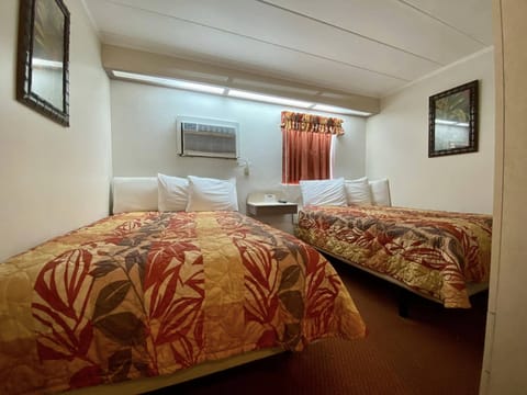 Double Room | In-room safe, iron/ironing board, free WiFi, bed sheets