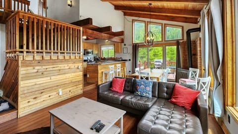 Dining area: Gas fireplace