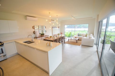 Panoramic Condo, 2 Bedrooms, Kitchen, Ocean View | Private kitchen