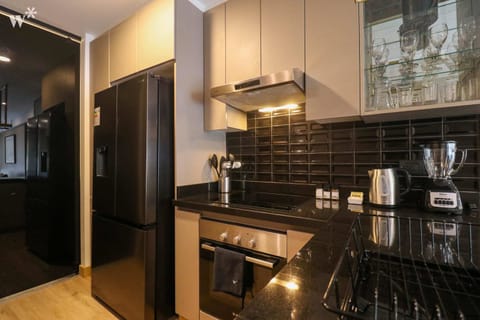 Apartment, 3 Bedrooms (401) | Private kitchen | Fridge, microwave, oven, blender