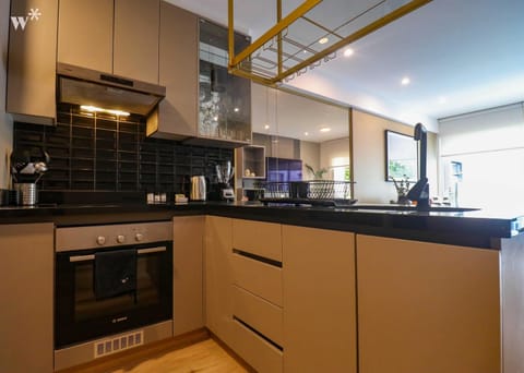 Deluxe Apartment | Private kitchen | Fridge, microwave, oven, blender