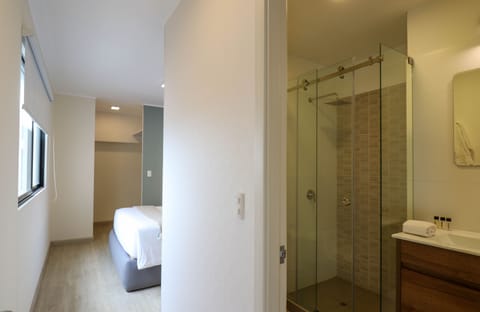 Grand Apartment | Bathroom | Shower, hair dryer, heated floors, towels