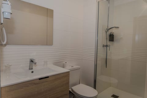 Chambre double, belle vue sur le port | Bathroom | Hair dryer