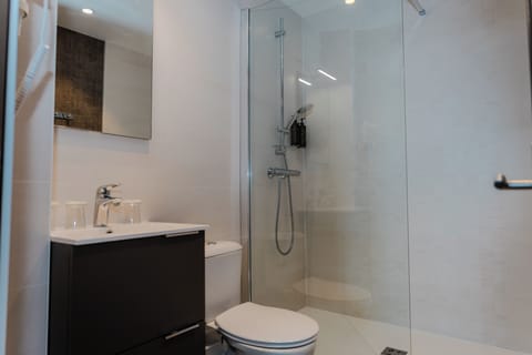 la chambre triple vue sur mer | Bathroom | Hair dryer