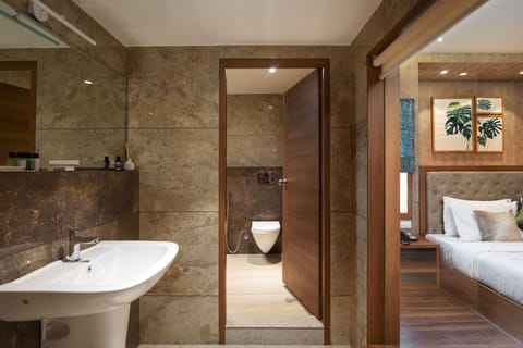 Luxury Studio Suite, 1 Bedroom | Bathroom | Shower, free toiletries, hair dryer, slippers