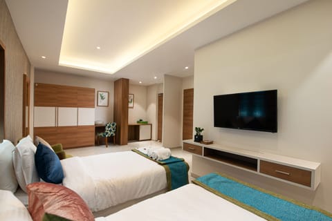 Club Room, 1 King Bed | Premium bedding, Select Comfort beds, individually furnished, desk