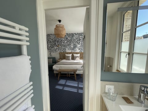 Chambre Triple Supérieure | Individually decorated, individually furnished, laptop workspace