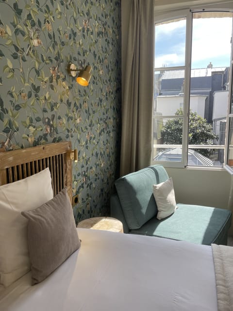 Chambre Triple Supérieure | Individually decorated, individually furnished, laptop workspace