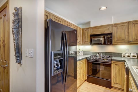 Condo, 1 Bedroom | Private kitchen | Fridge, oven