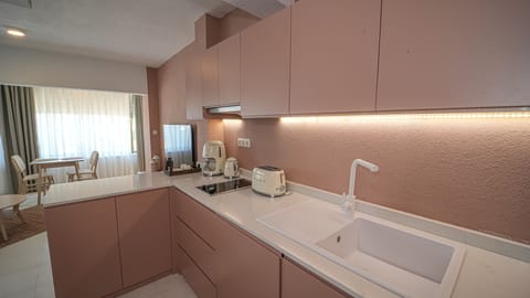 Luxury Room | Private kitchen | Mini-fridge, stovetop, dishwasher, electric kettle