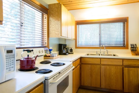 Cottage Suite 2 Queens & Full Kitchen | Private kitchen | Coffee/tea maker, eco-friendly cleaning products