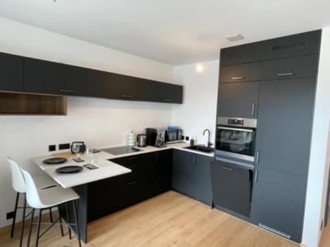 Full-size fridge, microwave, oven, dishwasher